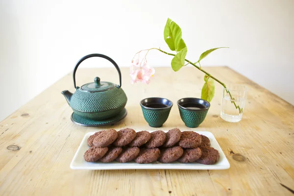 Chá japonês com biscoitos de chocolate na mesa de madeira — Fotografia de Stock