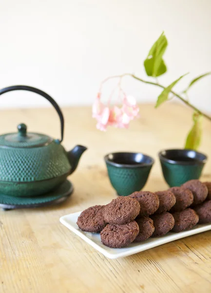 Japanese tea with chocolate biscuits on wooden table — Stock Photo, Image