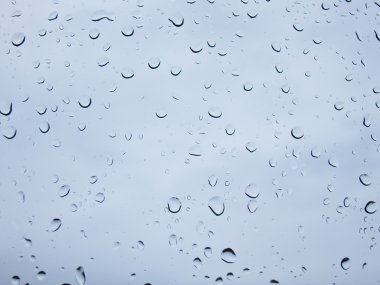Cam zemin üzerinde su damlaları