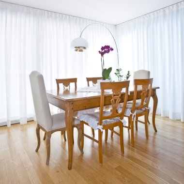 Beyaz perdeler ile modern yemek odası