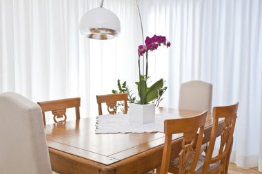 Beyaz perdeler ile modern yemek odası