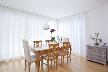 Beyaz perdeler ile modern yemek odası