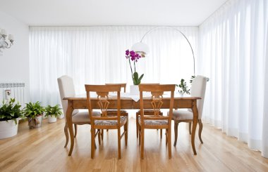 Beyaz perdeler ile modern yemek odası