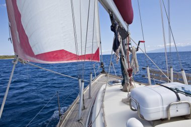 yelkenli tekne gemiye gelen resimde