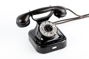 Beyaz arkaplanda eski model telefon
