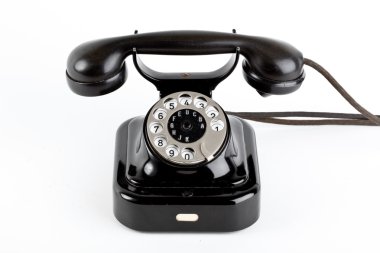 Beyaz arkaplanda eski model telefon