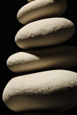 siyah zemin üzerine beyaz taşlar