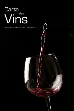 üzerinde siyah arka plan üzerine bir bardak kırmızı şarap splash.