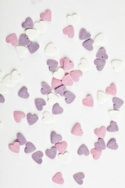 kalp şeklinde şeker tatlı beyaz zemin üzerine