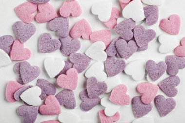 kalp şeklinde şeker tatlı beyaz zemin üzerine