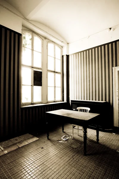 Antigua habitación vintage abandonada —  Fotos de Stock