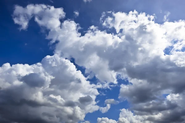 Ciel bleu avec nuages — Photo