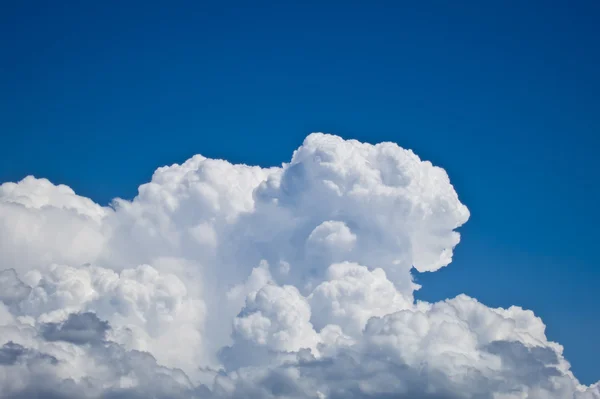 Vita fluffiga moln över blå himmel landskap — Stockfoto