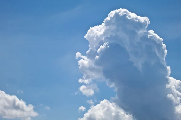 Nubes esponjosas blancas sobre el paisaje del cielo azul —  Fotos de Stock