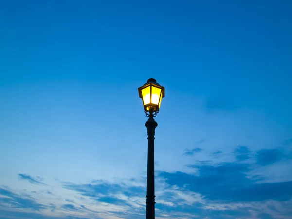 夜の空を背景に街路灯 — ストック写真