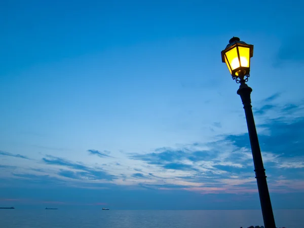 Farola sobre fondo cielo nocturno — Foto de Stock