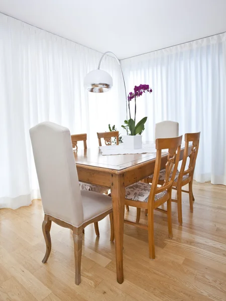 Sala de jantar moderna com cortinas brancas — Fotografia de Stock