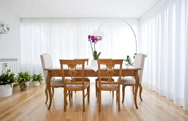 Moderna sala da pranzo con tende bianche — Foto Stock