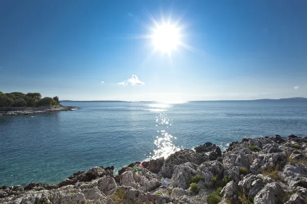 Beautiful rocky sunny beach in croatia — Zdjęcie stockowe