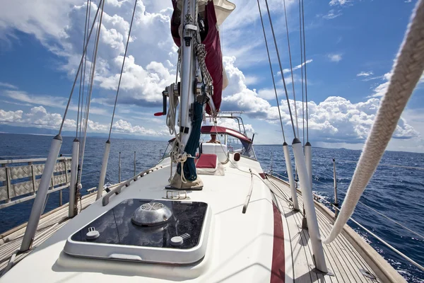 Barco à vela retratado a bordo — Fotografia de Stock