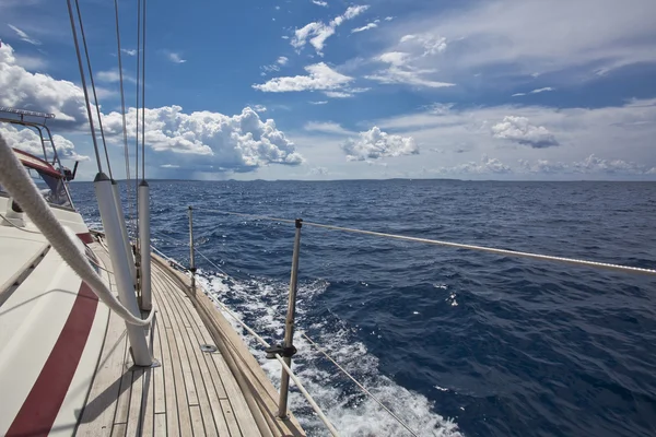 Barco à vela retratado a bordo — Fotografia de Stock