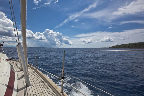 Barco à vela retratado a bordo — Fotografia de Stock