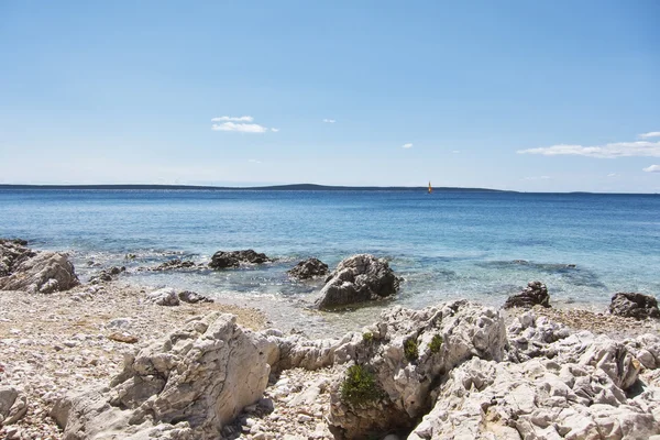 Vacker stenig strand i Croatia — Stockfoto