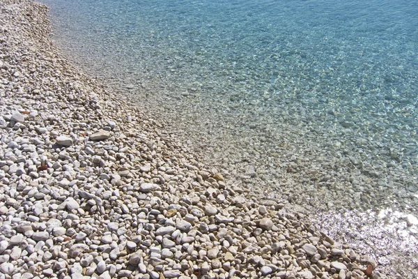 Piękna skalista plaża w Chorwacji — Zdjęcie stockowe