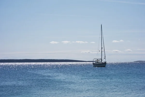 Yelkenli tekne mavi kristal su Hırvatistan — Stok fotoğraf
