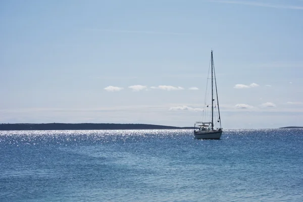 Velero en aguas cristalinas azules en croacia —  Fotos de Stock