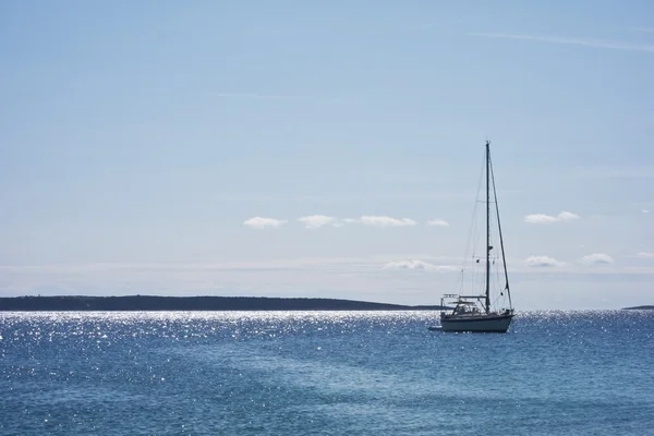 Segelboot in blauem Kristallwasser in Kroatien — Stockfoto