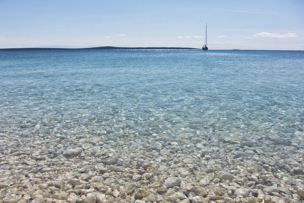 Mooi rotsachtig strand in Kroatië — Stockfoto