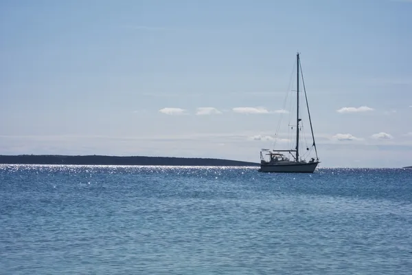 Sailing boat in blue crystal water in croatia — Stock Photo, Image