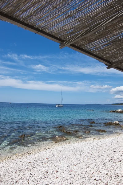 Hermosa playa rocosa en croacia — Foto de Stock