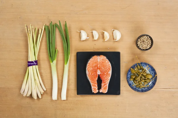 Ингредиенты для приготовления лосося на деревянном фоне — стоковое фото