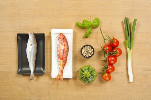 Ingredientes de preparación de pescado sobre fondo de madera —  Fotos de Stock