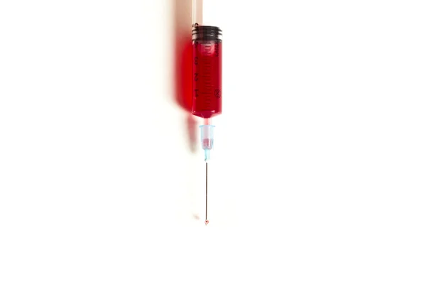 Seringa com sangue isolado em branco — Fotografia de Stock