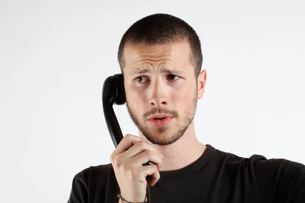 Ung man pratar i telefon — Stockfoto