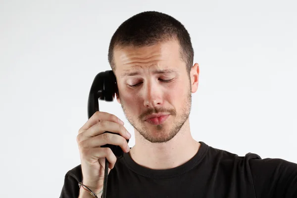 Giovane uomo con emozioni al telefono — Foto Stock