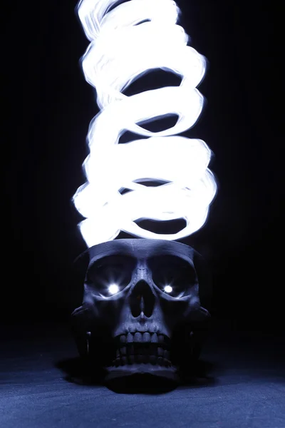Cráneo negro con efectos de luz —  Fotos de Stock