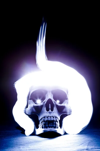 Crânio preto com efeitos de luz — Fotografia de Stock
