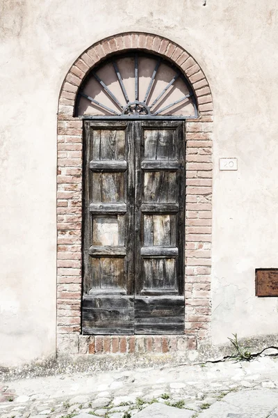 Old door in tuscany — Stockfoto