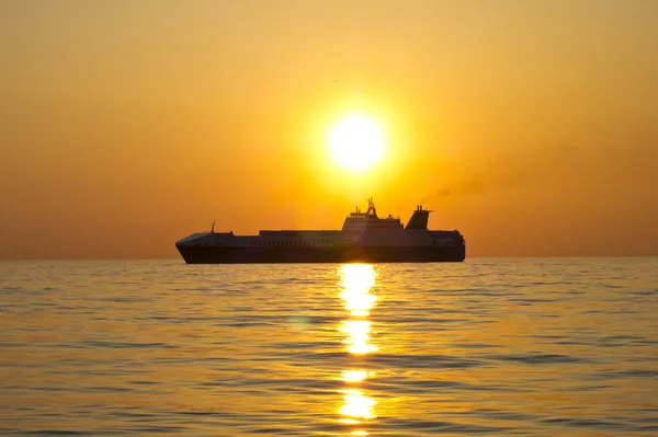 Ship at sunset in the sea — Stock Photo, Image