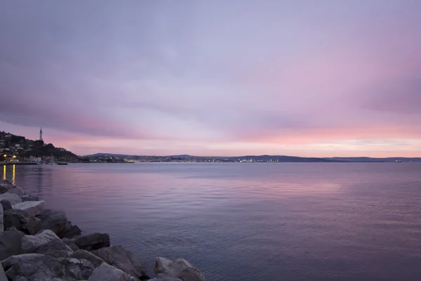 Piękny kolorowy zachód słońca nad morzem w trieste, Włochy — Zdjęcie stockowe