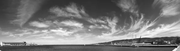 Vue panoramique sur le front de mer de trieste, mer adriatique italie — Photo