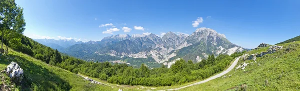 Beautiful panoramic view of mountain path — Stock Photo, Image