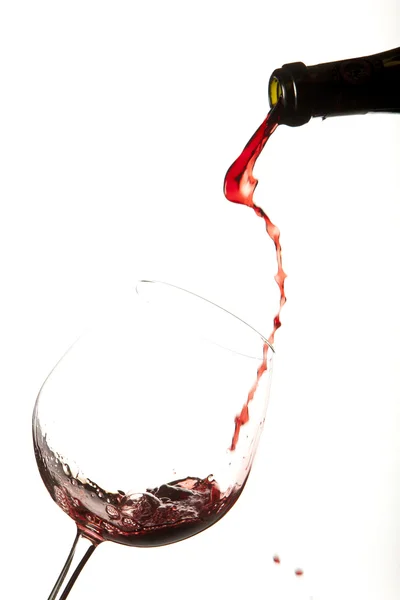 Salpicadura de vino tinto sobre una copa, fondo blanco . — Foto de Stock