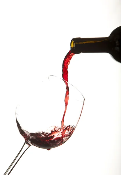 Rött vin splash på glas, vit bakgrund. — Stockfoto