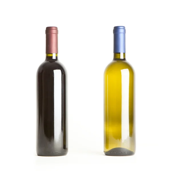 Garrafas de vinho tinto e branco sobre fundo branco — Fotografia de Stock