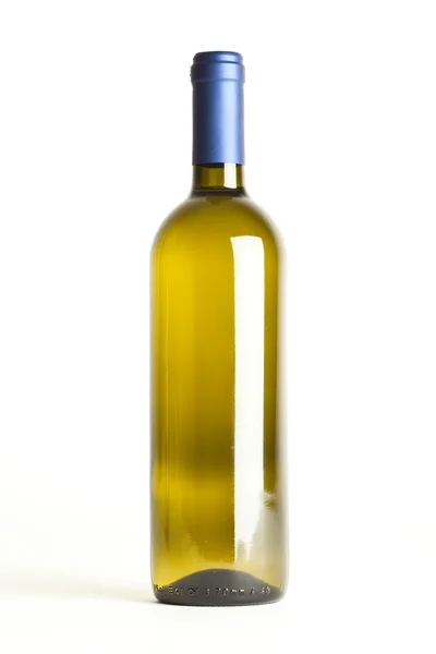 Garrafa de vinho isolada contra fundo branco — Fotografia de Stock